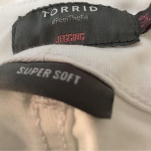 White torrid jegging, size 24 r, 3 button front, 40 inches long